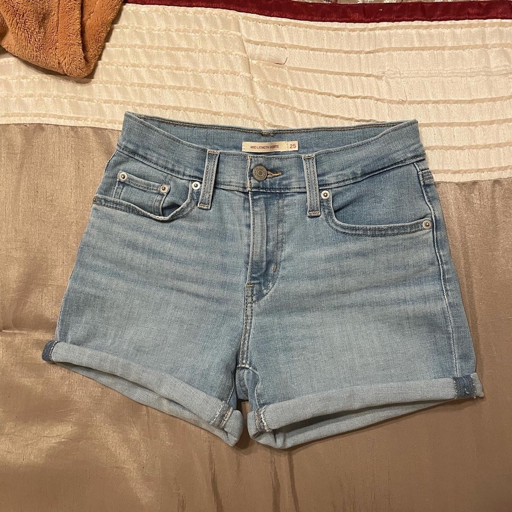 Levi’s shorts size 25 light wash